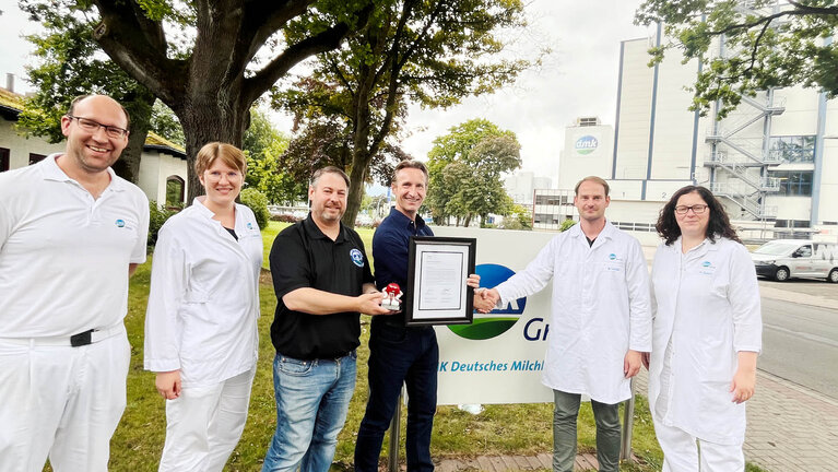 Stefan Geils, Kathleen Schomacker, Mirko Lindner und Andrea Schorn (in weiß v.l.n.r.) nahmen den Award stellvertretend für das ganze DMK-Team entgegen. Michael Hosking und Garry Moppett (beide von Mars, Mitte) überreichten den Preis.
