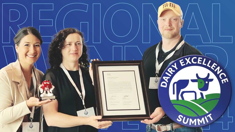 DMK sichert sich den roten M&M Award in der Kategorie "Best Dairy Supplier Europe"